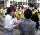 Published on 10/8/2014 法轮功,马德里法轮功游行　更多华人明真相 【明慧网】
