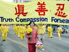 Published on 4/16/2003 西雅图大法弟子参加华盛顿州水仙花节游行，赞声不绝（图）
