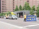 Published on 5/29/2003 图片新闻：美国科州大法弟子参加“国殇日”大游行
