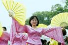 Published on 6/19/2003 在2003年美国费城多文化节上，法轮功学员的表演独树一帜
