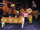 Published on 6/3/2003 俄勒岗、华盛顿大法弟子参加波特兰玫瑰节星光游行(图)
