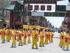 Published on 6/24/2003 图片：法轮功学员美国芝城唐人街游行──法轮大法好！
