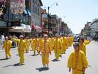 Published on 6/24/2003 图片：法轮功学员美国芝城唐人街游行──法轮大法好！
