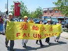 Published on 6/24/2003 图片：法轮功学员美国芝城唐人街游行──法轮大法好！
