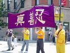 Published on 6/24/2003 图片：法轮功学员美国芝城唐人街游行──法轮大法好！
