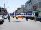 Published on 6/24/2003 图片：法轮功学员美国芝城唐人街游行──法轮大法好！
