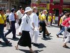 Published on 6/24/2003 图片：法轮功学员美国芝城唐人街游行──法轮大法好！
