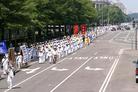 Published on 7/23/2003 图片报道：全球公审江泽民　数千名法轮功学员在美国华府举行盛大游行（二）
