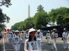 Published on 7/23/2003 图片报道：全球公审江泽民　数千名法轮功学员在美国华府举行盛大游行（二）
