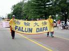 Published on 7/7/2003 将大法呈现在逾万民众眼前——印州卡墨尔市国庆游行（图）

