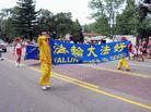 Published on 7/7/2003 将大法呈现在逾万民众眼前——印州卡墨尔市国庆游行（图）
