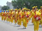 Published on 7/7/2003 图片：美东法轮功学员在华府参加美国国庆游行
