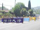 Published on 7/7/2003 美国南加州大法学员参加哈岗市国庆大游行（图）
