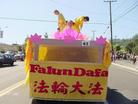 Published on 7/7/2003 美国南加州大法学员参加哈岗市国庆大游行（图）
