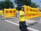 俄亥俄州学员在国庆游行中演示功法（图）
