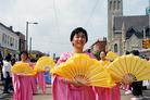 Published on 9/3/2003 费城法轮功学员参加“好邻里街头庆祝会及游行”（图）
