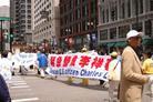 Published on 5/25/2004 千余法轮功学员云集芝加哥　揭露迫害详演真相（图）
