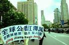 Published on 5/25/2004 千余法轮功学员云集芝加哥　揭露迫害详演真相（图）
