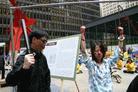 Published on 5/25/2004 千余法轮功学员云集芝加哥　揭露迫害详演真相（图）