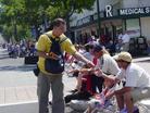 Published on 6/17/2004 加州圣地亚哥学员参加拉密沙市游行受到热烈欢迎（图）
