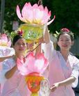 Published on 6/7/2004 加州学员在圣丽安珠市樱花节游行中再展风采（图）

