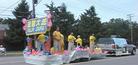Published on 7/21/2004 密西根州大法弟子荣获芳明顿坡市游行表演奖冠军（图）
