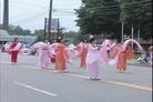 Published on 7/21/2004 密西根州大法弟子荣获芳明顿坡市游行表演奖冠军（图）
