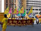 Published on 7/26/2004 千人波士顿盛大游行　吁反迫害　要求公审江（图）
