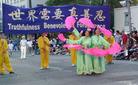 Published on 7/29/2004 法轮功学员7•20期间参加西雅图唐人街游行
