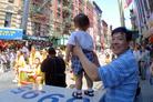 Published on 7/4/2004 法轮功参加纽约华埠美国独立日大游行　社区欢迎(图)
