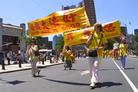 Published on 7/4/2004 法轮功参加纽约华埠美国独立日大游行　社区欢迎(图)

