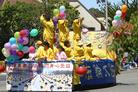 Published on 7/5/2004 法轮功学员应邀参加加州阿拉米达市独立日大游行（图）
