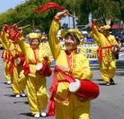 Published on 7/5/2004 加州佛利蒙市居民热情欢迎法轮功的游行队伍（图）
