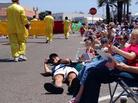 Published on 7/5/2004 独立日　南加州法轮功学员与美国人民同庆（图）
