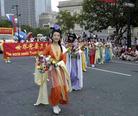 Published on 7/6/2004 法轮功学员参加费城独立节游行（图）
