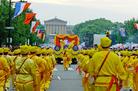 Published on 7/6/2004 法轮功学员参加费城独立节游行（图）
