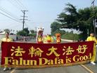 Published on 7/7/2004 图片报导：法轮功学员参加南加州哈岗国庆游行获头奖
