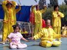 Published on 7/7/2004 图片报导：法轮功学员参加南加州哈岗国庆游行获头奖
