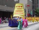 Published on 7/8/2004 亚城盛大独立节游行　法轮功学员令中西人士赞叹（图）
