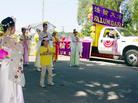 Published on 7/9/2004 圣地亚哥法轮功学员参加独立节游行再获奖励（图）
