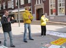 Published on 3/28/2006 荷兰法轮功学员街头讲真相（图）