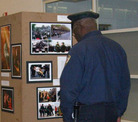 Published on 4/1/2006 “正法之路”摄影展在曼哈顿“新学校”展出（图）