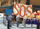 Published on 10/11/2001 亚太地区法会期间布瑞斯本SOS游行（图）