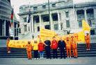 Published on 10/9/2001 与外长(前排左四)及外交事务大臣合影