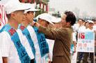 Published on 9/12/2001 立法委员简锡皆亲自为学员戴上“制止虐杀”的佩带