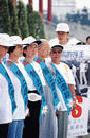 Published on 9/12/2001 立法委员简锡皆亲自为学员戴上“制止虐杀”的佩带