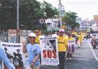 Published on 3/25/2002 台湾高雄法轮功学员举行「紧急救援」步行活动
