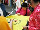 Published on 5/7/2003 日本学员广岛鲜花节期间征签营救金子容子（图）
