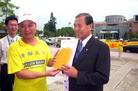 Published on 8/25/2004 营救受迫害的孩子─ 2004年8月台湾青少年单车行百里综合报导(图)
