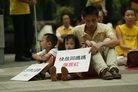 Published on 12/31/2011 法轮功,善心劝退持枪抢匪的香港店员（图） - 法轮大法明慧网
